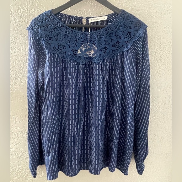 NWT Rusttydustty Elegant Navy Blouse with Crochet Detail Size Large - Picture 1 of 8